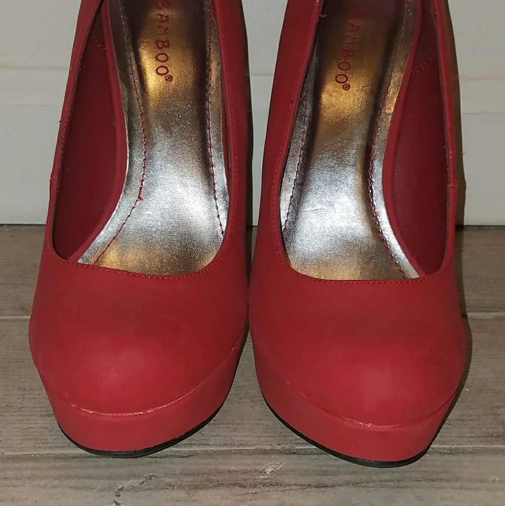 Red pumps - Picture 2 of 2